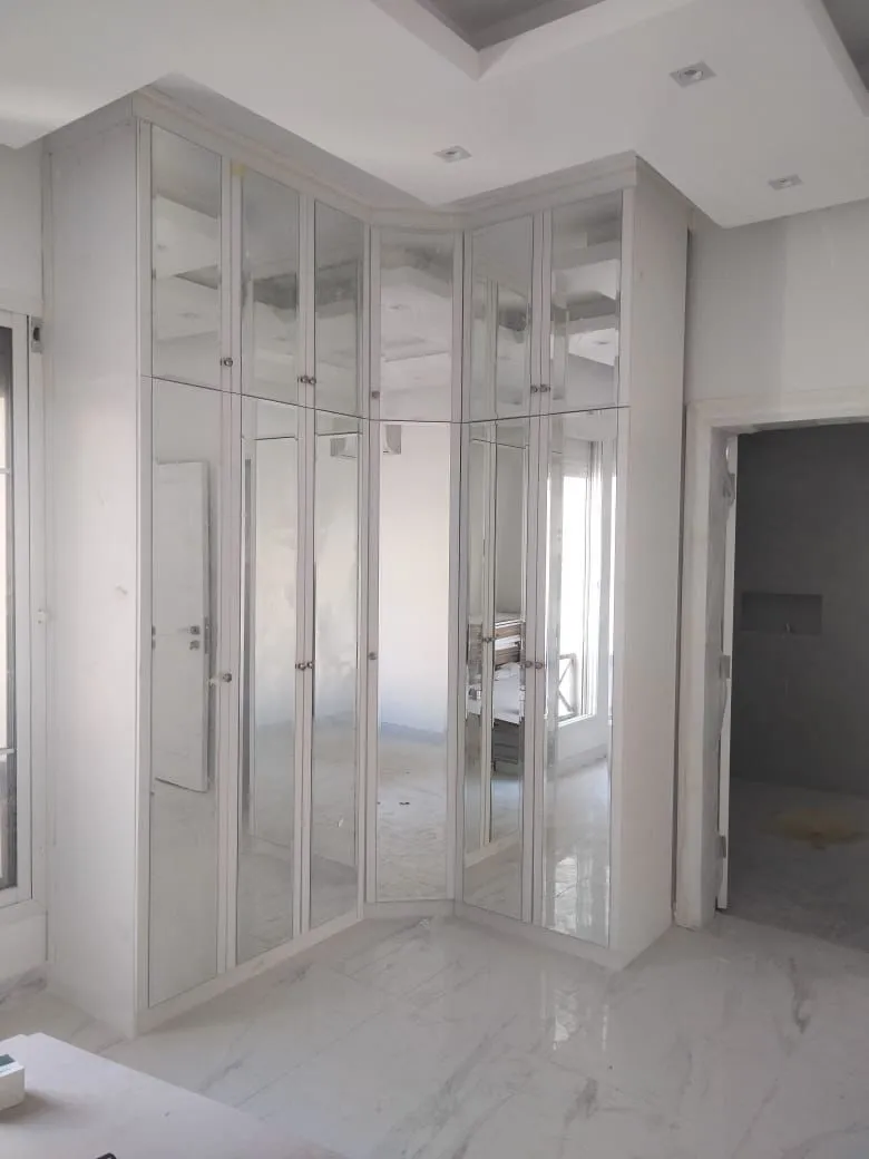 أفضل معلم ديكورات دواليب وجدران في جدة: تصاميم مودرن 2026